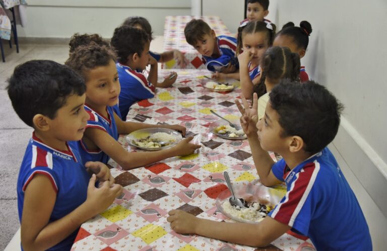 Crianças conversando durante merenda