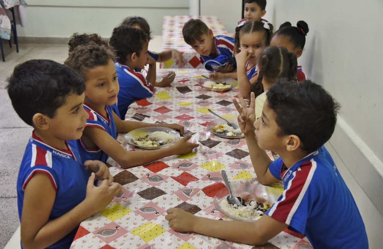 Crianças conversando durante merenda