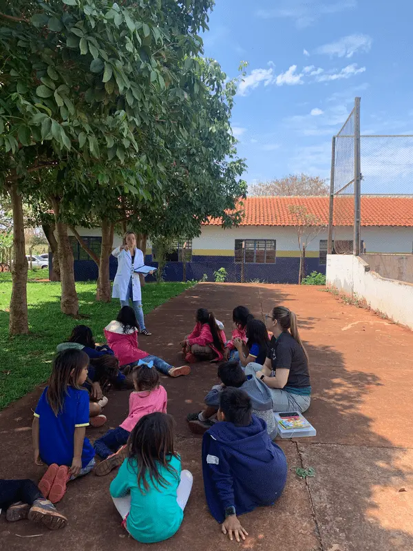 Nutricionista e estudantes indígenas.