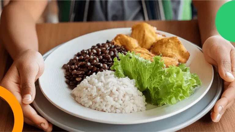 Criança segurando um prato de comida saudável. Segurança Alimentar.