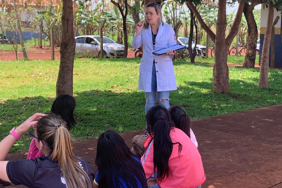 Nutricionista falando com alunos