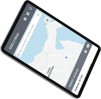 Tablet exibindo um mapa interativo do software "SIGELU Obras", com ícones de pesquisa e localização na parte superior e informações sobre obras públicas na parte inferior da tela.